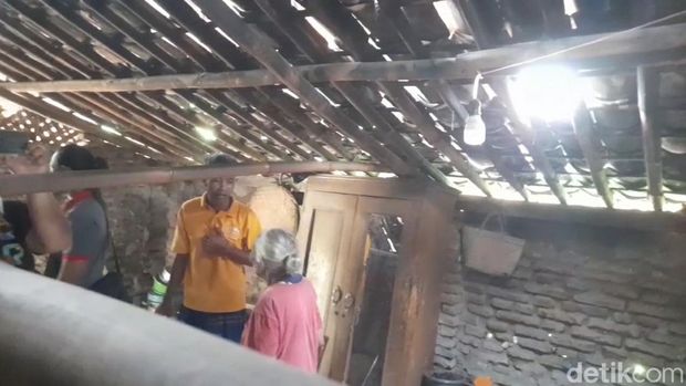 Wartini, lansia miskin di Brebes menempati rumah nyaris roboh.
