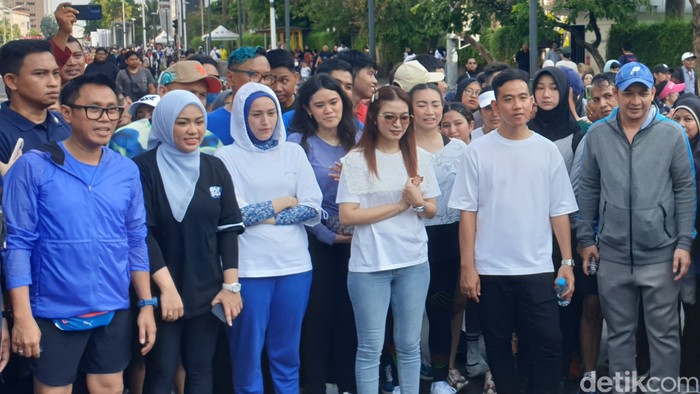 Zita Anjani CFD Bersama Gibran & Blue Squad Sambil Bagikan Susu Gratis
