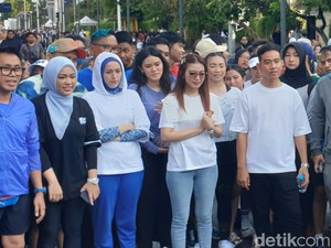 Zita Anjani CFD Bersama Gibran & Blue Squad Sambil Bagikan Susu Gratis