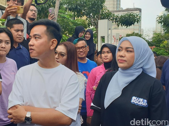 Zita Anjani CFD Bersama Gibran & Blue Squad Sambil Bagikan Susu Gratis