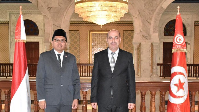 Duta Besar Republik Indonesia untuk Tunisia, Zuhairi Misrawi dan Pelaksana Tugas Sementara Walikota Tunis, Sulaiman Koli.