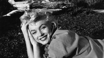 Dunia terguncang pada 5 Agustus 1962, ketika Marilyn Monroe ditemukan tewas pada usia 36 tahun di rumahnya di Los Angeles. Penyebabnya? Overdosis barbiturat yang dinyatakan sebagai bunuh diri kemungkinan. Hal ini membuat banyak orang meragukan bintang cantik ini, yang dikabarkan terlibat perselingkuhan dengan John F. Kennedy dan saudara laki-lakinya, Robert F. Kennedy, bunuh diri. Sebaliknya, para penganut teori konspirasi telah lama menduga Monroe dibunuh dengan dipaksa meminum obat yang membunuhnya untuk mencegahnya berbicara tentang Kennedy bersaudara. CIA terus menyimpan berkas-berkas tentang kematian Monroe, dan sepertinya tidak akan ada yang tahu apa yang sebenarnya terjadi. (Foto: knowninsiders)
