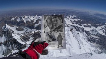 4 Juni 1924, pendaki gunung asal Inggris, George Mallory dan Andrew Irvine, berangkat dari base camp yang berada di ketinggian di North Col, Gunung Everest, dalam upaya untuk menjadi orang pertama yang mencapai puncak gunung tertinggi di dunia. Mereka terlihat 4 hari kemudian oleh anggota ekspedisi mereka yang lain, mendaki di North-East Ridge, sekitar 800 kaki vertikal (245 meter) di bawah puncak. Namun kemudian awan menutup punggungan, dan kedua orang itu tidak pernah terlihat lagi. Pada tahun 1999, sebuah ekspedisi menemukan jasad Mallory, di Wajah Utara Everest, pada ketinggian hampir 8.230 m. Beberapa pendaki mengklaim telah melihat jasad lain di daerah itu, mungkin jasad Irvine. Pertanyaan apakah Mallory dan Irvine mencapai puncak sebelum mereka meninggal masih menjadi bahan perdebatan. (Foto: knowninsiders)