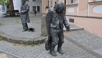 Kematian Kaspar Hauser pemuda asal Jerman, masih misteri. Pada 14 Desember 1833, dia pulang ke rumah dengan luka tusuk di dada dan meninggal tiga hari kemudian. Dia mengatakan bahwa dia diserang, tetapi pengadilan yang menyelidiki meragukan hal ini dan berspekulasi bahwa dia melukai dirinya sendiri untuk mencari perhatian. Banyak teori yang menyatakan bahwa dia adalah anggota Baden Grand Ducal House dan disembunyikan karena intrik kerajaan. Namun, kematiannya masih menjadi kontroversi. Banyak pernyataan Hauser yang tidak konsisten, dan hal ini membuat Pengadilan Ansbach berpendapat bahwa ia menikam dirinya sendiri untuk mendapatkan perhatian. Para pemeriksa forensik juga setuju dengan pendapat bahwa luka-lukanya mungkin memang disebabkan oleh dirinya sendiri, tetapi ia melukai dirinya sendiri lebih buruk dari yang diperkirakan. (Foto: knowninsiders)