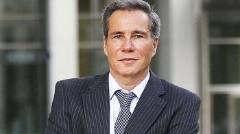 Alberto Nisman, jaksa federal Argentina, ditemukan tewas pada tanggal 18 Januari 2015 dengan luka tembak di kepala. Dia sedang menyelidiki pengeboman AMIA, dan secara terbuka menuduh presiden Argentina menutup-nutupi tersangka. Ia menuduh Presiden Cristina Kirchner dan pejabat senior lainnya menutupi tersangka penyerangan karena alasan kebijakan luar negeri. Dia hendak menyampaikan bukti-bukti yang memberatkan para pejabat tinggi, termasuk Presiden, di hadapan Kongres ketika dia terbunuh sehari sebelumnya. Kematian Nisman dinyatakan sebagai bunuh diri oleh tim ahli forensik, namun teman-teman dan keluarganya menyangkalnya. Mereka mengatakan bahwa Nisman tidak terlihat tertekan atau ingin bunuh diri. Sebaliknya, dia sangat menantikan pertemuannya dengan Kongres. Penyelidikan terhadap Alberto Nisman masih merupakan kasus terbuka. (Foto: knowninsiders)
