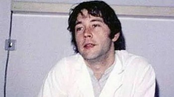 Yves Godard, dokter asal Prancis, menghilang bersama dua anaknya di sebuah kapal layar September 1999. Pada tahun 2000, fragmen tengkorak ditemukan sebagai tengkorak putrinya, dan beberapa tulang belulang juga ditemukan kemudian. Namun, tidak ada jejak dari istri dan putranya. Pada tahun 2012, kasus ini ditutup dan jaksa penuntut menyangkal adanya kematian yang tidak disengaja dan meyakini Godard mungkin telah membunuh keluarganya. Enam tahun kemudian beberapa potongan tulang Godard juga ditemukan. Selama beberapa tahun berikutnya, lebih banyak lagi barang yang ditemukan seperti sekoci, dokumen identifikasi, kartu kredit, dan lainnya di pantai utara Brittany. Jaksa penuntut mengesampingkan kematian yang tidak disengaja dan meyakini bahwa Godard membunuh keluarganya dan bunuh diri di laut. Kasus ini ditutup tanpa petunjuk baru pada tahun 2012. (Foto: knowninsiders)