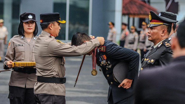 8 Perwira Polrestabes Surabaya mendapat penghargaan