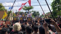 Massa datang ke kantor DPW PSI DIY. Dalam rombongan terdapat massa yang berpakaian Bregada atau prajurit Keraton Jogja. Foto: Adji G Rinepta/detikJogja