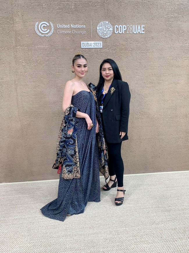 Adalah Era Soekamto, desainer yang berada di balik penampilan memukau tersebut. Era secara khusus terbang ke Dubai untuk mendandani Agnez dengan karyanya.  Foto: Dok. Era Soekamto