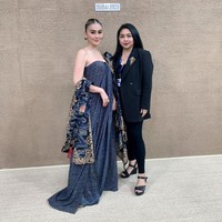 Adalah Era Soekamto, desainer yang berada di balik penampilan memukau tersebut. Era secara khusus terbang ke Dubai untuk mendandani Agnez dengan karyanya.  Foto: Dok. Era Soekamto