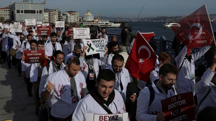Turkish doctors and medicine students take part in a silent march in solidarity with Palestinian doctors in Gaza Strip, amid the ongoing conflict between Israel and the Palestinian Islamist group Hamas, in Istanbul, Turkey December 2, 2023. REUTERS/Murad Sezer