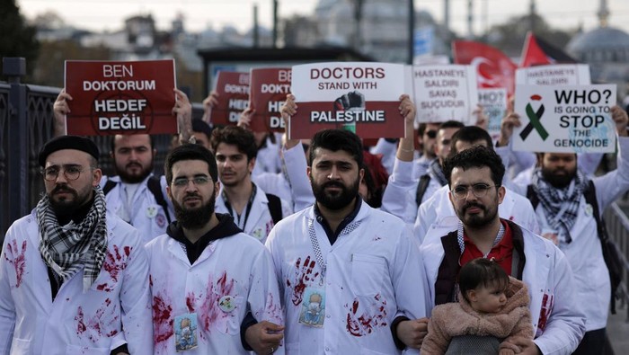 Turkish doctors and medicine students take part in a silent march in solidarity with Palestinian doctors in Gaza Strip, amid the ongoing conflict between Israel and the Palestinian Islamist group Hamas, in Istanbul, Turkey December 2, 2023. REUTERS/Murad Sezer