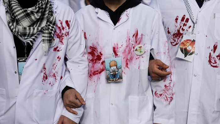 Turkish doctors and medicine students take part in a silent march in solidarity with Palestinian doctors in Gaza Strip, amid the ongoing conflict between Israel and the Palestinian Islamist group Hamas, in Istanbul, Turkey December 2, 2023. REUTERS/Murad Sezer