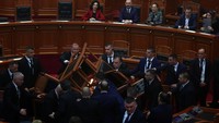 Anggota parlemen Partai Demokrat sebagai partai oposisi terbesar di Albania melakukan aksi protes saat sidang parlemen di Tirana, Senin (4/12/2023).