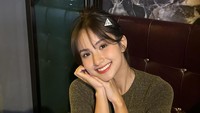 Dalam sebuah acara yang dipandu Vincent dan Desta, Angie Marcheria mengaku memang lebih suka duduk bersila saat sedang menyantap makanan. (Foto: dok Instagram)