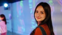 Angie Marcheria merasa kalau makan gorengan atau kerupuk, bisa bikin mulutnya sakit karena tekstur makanannya yang kasar. (Foto: dok Instagram)