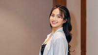 Angie Marcheria merasa aneh kalau makan, kakinya harus napak di lantai. (Foto: dok Instagram)