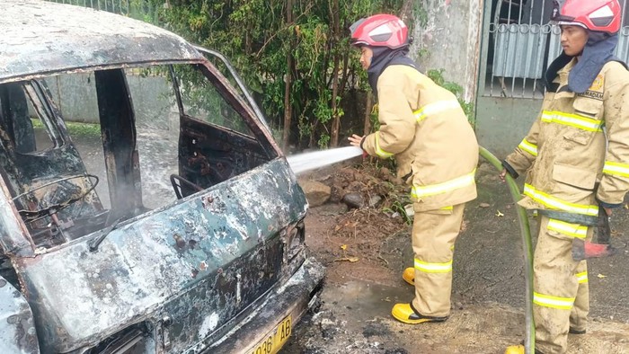 Angkot terbakar di Cilebut, Bogor (dok. Istimewa)