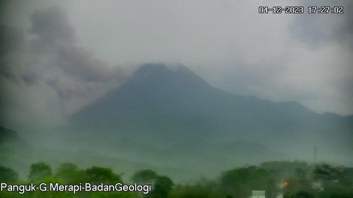 Awan panas guguran Gunung Merapi, Senin (4/12/2023) sore.