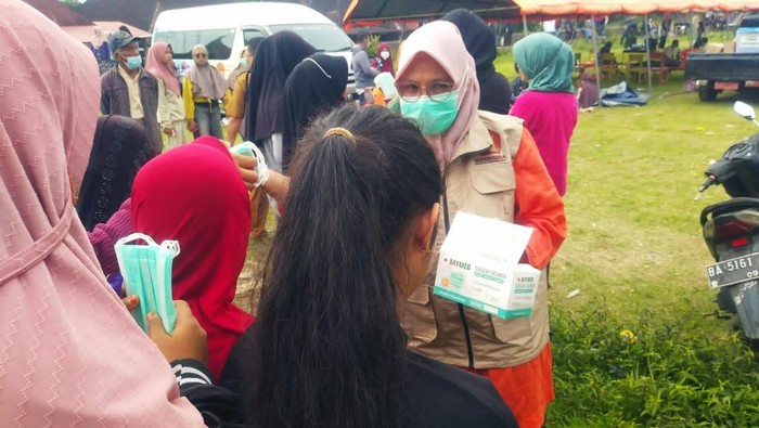 Bagi-bagi masker ke warga terdampak letusan Gunung Marapi.