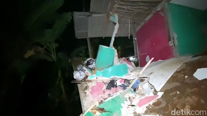 Bangunan rumah ambruk usai tergerus aliran sungai di Sukabumi, seorang perempuan tewas akibat kejadian itu