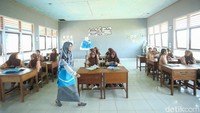 Total ada 12 siswa penerima beasiswa berprestasi yang terdiri dari tingkat SD, SMP, dan SMA.