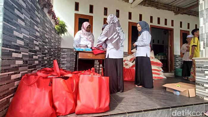 Bantuan yang diberikan kepada Panti Rehabilitasi Sosial Sosial Gangguan Jiwa dan Narkoba Tanbihul Ghofilin di Desa Kalisabuk, Kecamatan Kesugihan, Kabupaten Cilacap, Senin (4/12/2023).
