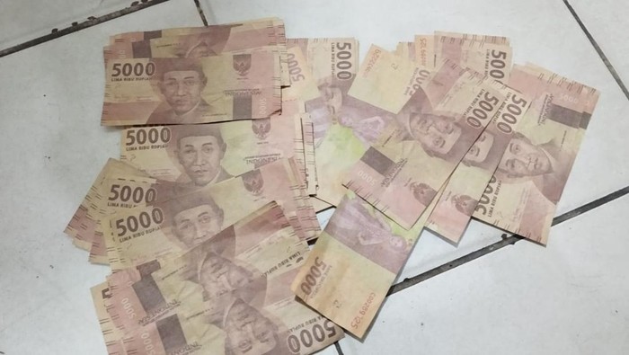 Barang bukti uang palsu dari HDS yang diamankan polisi di Batam. (Dok Polsek Sekupang)