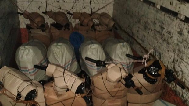 Belasan motor hasil curian dimuat di truk yang berlokasi di Desa Sitiluhur Kecamatan Gembong, Pati.