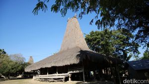Berkunjung ke Kampung Adat Raja Prailiu