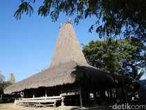 Berkunjung ke Kampung Adat Raja Prailiu