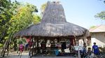 Berkunjung ke Kampung Adat Raja Prailiu