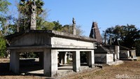 Di kampung adat itu terdapat kuburan-kuburan megalitikum.