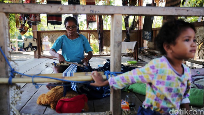 Jika ingin belajar soal budaya Sumba Timur, rasanya wajib berkunjung ke Kampung Raja Prailiu di Kota Waingapu, Kecamatan Kambera. Selain terkenal sebagai penghasil kain tenun, kampung adat ini tetap melestarikan budaya dan kearifan lokal.