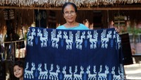 Motif kain tenun yang dibuat di kampung adat itu beragam dan menggambarkan kehidupan masyarakat Sumba.