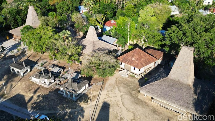 Berkunjung ke Kampung Adat Raja Prailiu Jika ingin belajar soal budaya Sumba Timur, rasanya wajib berkunjung ke Kampung Raja Prailiu di Kota Waingapu, Kecamatan Kambera. Selain terkenal sebagai penghasil kain tenun, kampung adat ini tetap melestarikan budaya dan kearifan lokal.
