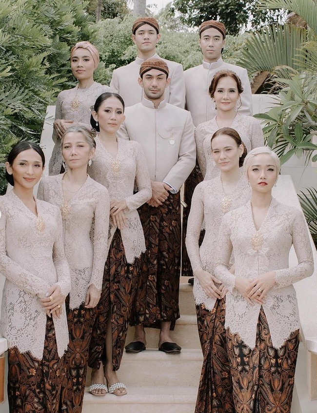 Para bridesmaid menonjolkan kecantikan alaminya dengan pulasan makeup minimalis bernuansa nude. Sanggul modern dengan gaya simple menampilkan kesederhanaan yang tetap elegan. Foto: Instagram/@fadlan_indonesia