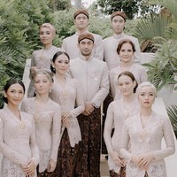 Para bridesmaid menonjolkan kecantikan alaminya dengan pulasan makeup minimalis bernuansa nude. Sanggul modern dengan gaya simple menampilkan kesederhanaan yang tetap elegan. Foto: Instagram/@fadlan_indonesia
