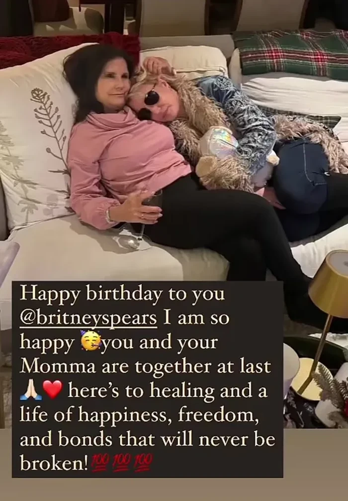 Britney Spears dan ibunya berpelukan