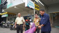 PT Bank Syariah Indonesia Tbk (BSI) menjalankan komitmennya untuk memperkuat layanan inklusif dengan melengkapi infrastruktur ramah disabilitas pada 16 cabang di Indonesia. Melalui pemenuhan Layanan Ramah Difabel ini, BSI berupaya memberikan layanan yang setara kepada difabel dan lansia salah satunya di BSI KCP Gresik Kota Baru. 
