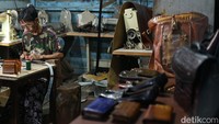 Awalnya, Sakur bekerja pada salah satu perajin sejak 1994. Barulah pada 1999 ia mantap menjalankan usaha dan membuka toko bernama Sakur Kulit.