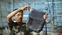 Tali jam ia jual senilai Rp 100 ribu, dompet handphone mulai Rp 250-450 ribu, dompet laki-laki senilai Rp 200 ribu, dompet perempuan mulai Rp 500 ribu sampai Rp 800 ribu. Kemudian tas ukuran standar paling rendah dijual Rp 1,2 jt, hingga tas perempuan paling rendah dijual Rp 1,5 juta.