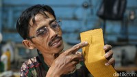 Meski begitu, tak semua produk kerajinan yang dibuat Sakur murni terbuat dari kulit buaya. Untuk menekan budget, konsumen juga bisa memesan untuk dicampur menggunakan kulit sapi.