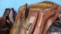 Sakur mengatakan kulit buaya didapatkan dari supplier yang berasal dari berbagai daerah di Papua seperti dari Kimam, Kepi, Asmat, hingga dari Sota. Harganya dijual per inci. Untuk 1 inci kulit buaya saat ini dijual seharga Rp 30 ribu. Namun, jika sedang tinggi harganya bisa mencapai Rp 70 ribu per inci.