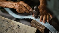 Meski demikian tak semua ukuran kulit buaya bisa dijual. Sebab, Balai Konservasi Sumber Daya Alam (BKSDA) telah menetapkan standar ukuran kulit buaya yang boleh diambil.