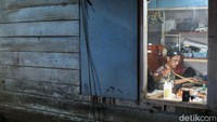 Produk kerajinan kulit buaya buatan Sakur kini telah dijual hingga Surabaya, Cilacap, bahkan Medan. Meski demikian penjualannya sebagian besar masih mengandalkan secara offline. Meski belum mengandalkan penjualan online, Sakur telah menerima transaksi digital menggunakan QRIS BRI. Ia mengakui transaksi menggunakan QRIS menjadi lebih praktis dan cepat.