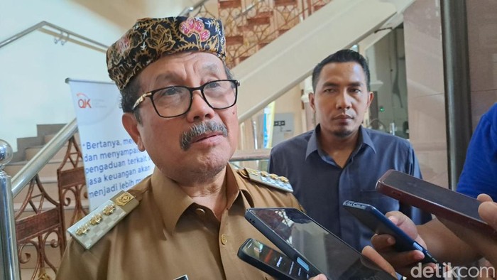 Bupati Cirebon Imron Rosyidi