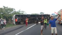 Bus Tentrem Terguling Di Tol Sidoarjo KM 761