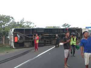 Bus Tentrem Terguling di Tol Sidoarjo KM 761