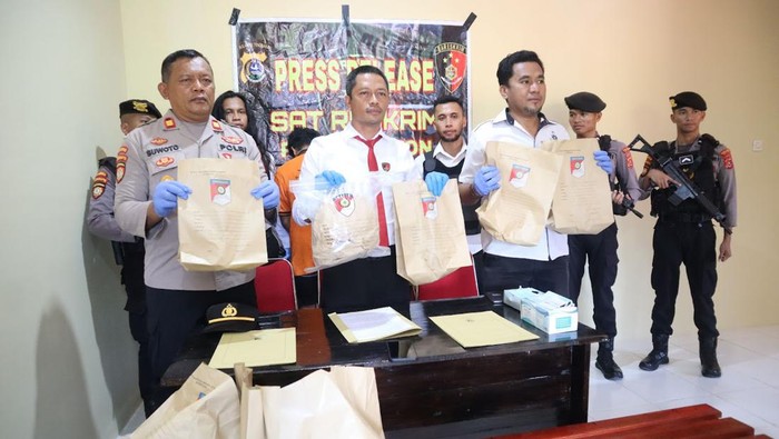 Polisi menangkap enam pelaku pengeroyokan terhadap pria berinisial LS (30) di Kabupaten Buton, Sulawesi Tenggara (Sultra).